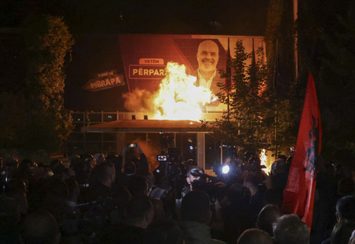 (FOTO) Protest u Tirani: Demonstranti bacali molotovljeve koktele, opozicija poziva na građansku neposlušnost