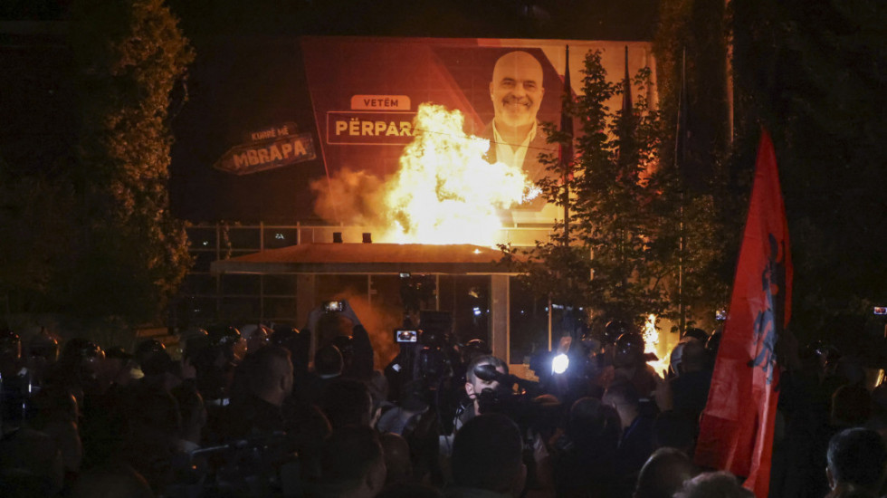 (FOTO) Protest u Tirani: Demonstranti bacali molotovljeve koktele, opozicija poziva na građansku neposlušnost