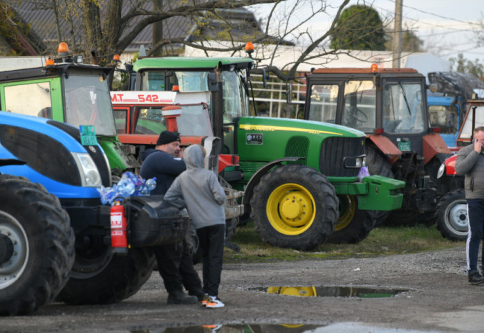Poljoprivrednici nastavljaju blokade širom Srbije: "Na ulici smo, ali radije bismo bili na njivama i u štalama"