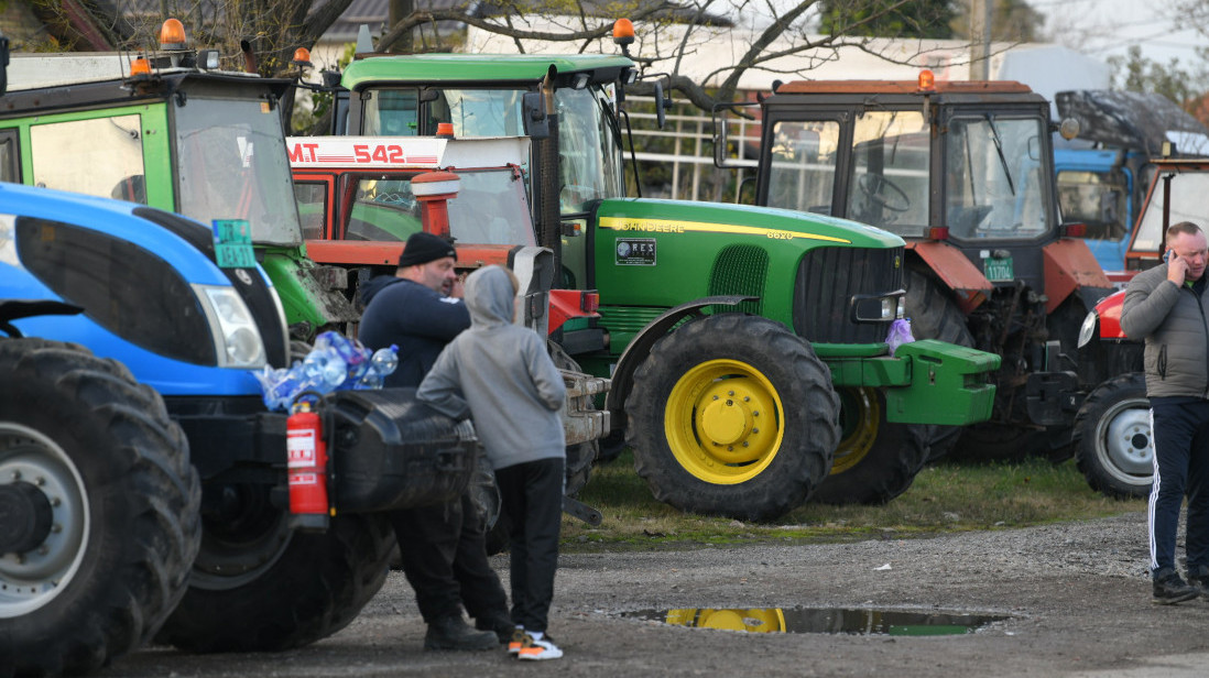 Poljoprivrednici nastavljaju blokade širom Srbije: "Na ulici smo, ali radije bismo bili na njivama i u štalama"