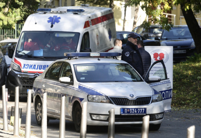 (FOTO) Pucnjava u kući na Bežanijskoj kosi: Dvoje ranjeno, napadač priveden