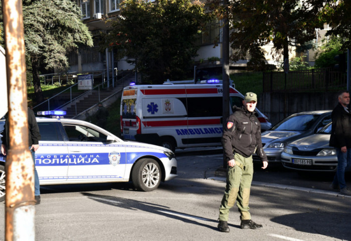 (FOTO) Udes u Beogradu: Povređeni motoristi, trkali se, pa udarili automobil