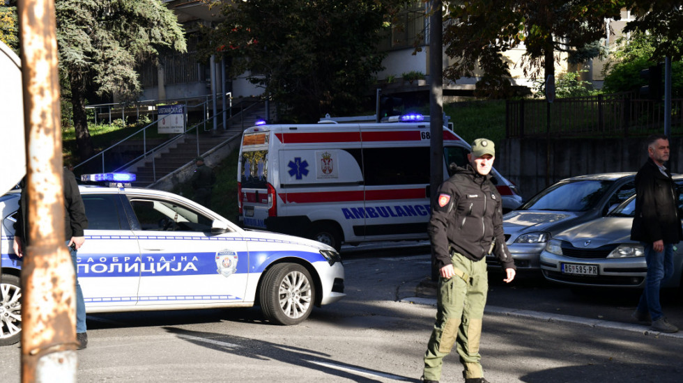 (FOTO) Udes u Beogradu: Povređeni motoristi, trkali se, pa udarili automobil