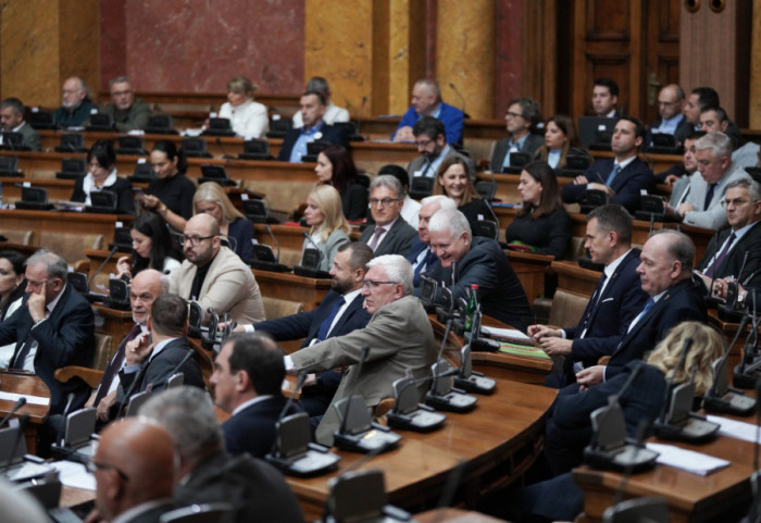 (FOTO) Skupština nastavlja rad u sredu: Pitanja, uvrede i opomene obeležile i drugi dan sednice o litijumu