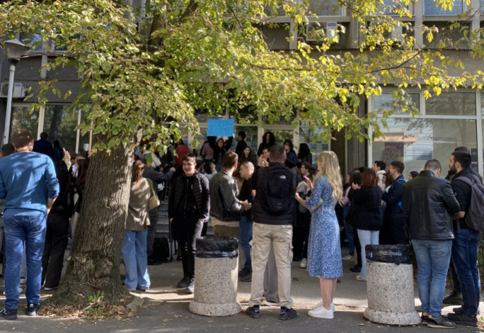 (FOTO/VIDEO) Studenti FPN protestovali zbog smanjenja broja budžetskih mesta, v. d. dekana obećao rešenje