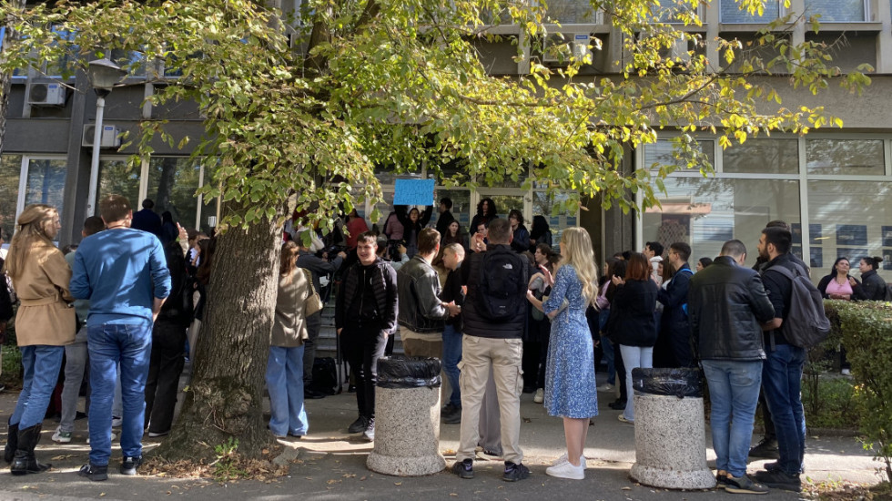 (FOTO/VIDEO) Studenti FPN protestovali zbog smanjenja broja budžetskih mesta, v. d. dekana obećao rešenje