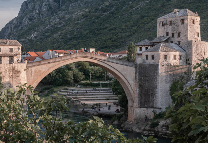 (FOTO) Neretva u Mostaru promenila boju nakon poplava, više nije smaragdno zelena