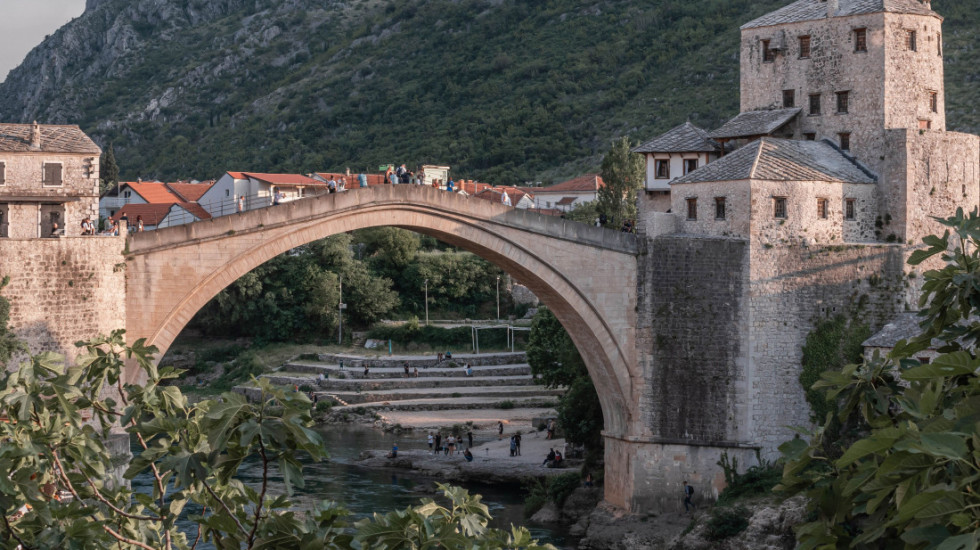 (FOTO) Neretva u Mostaru promenila boju nakon poplava, više nije smaragdno zelena