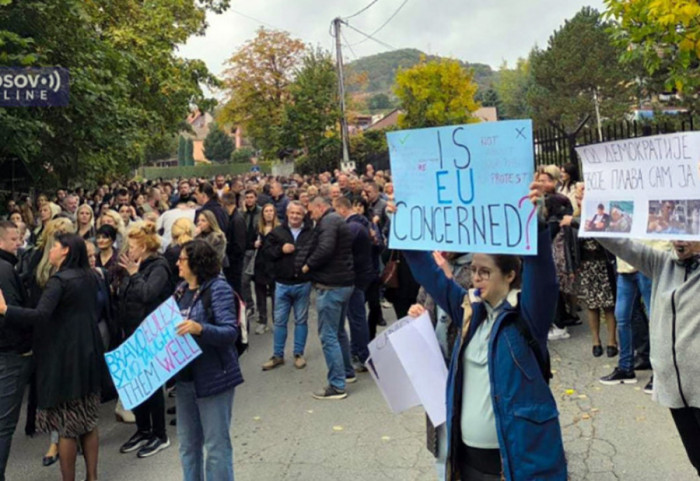 (FOTO/VIDEO) Protest građana u Severnoj Mitrovici zbog hapšenja lidera Srpske demokratije