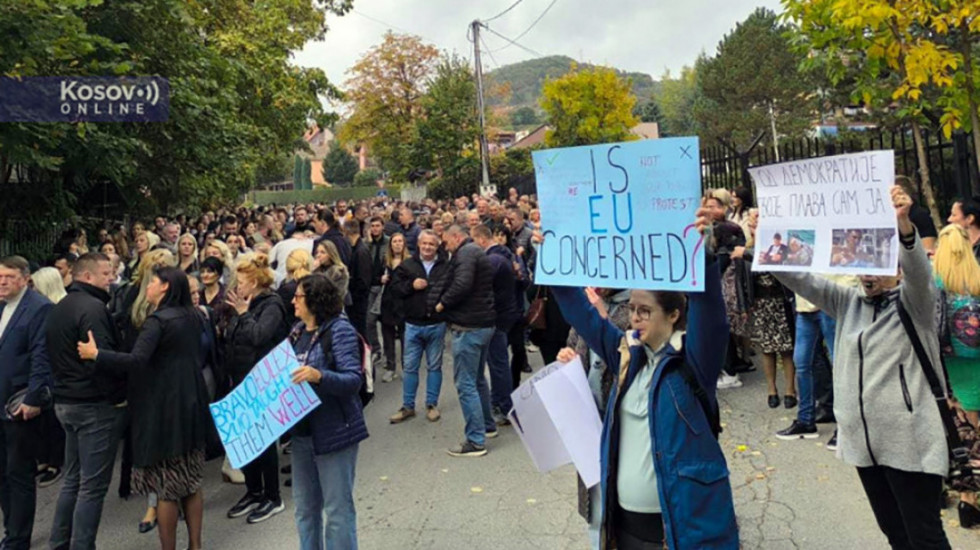 (FOTO/VIDEO) Protest građana u Severnoj Mitrovici zbog hapšenja lidera Srpske demokratije