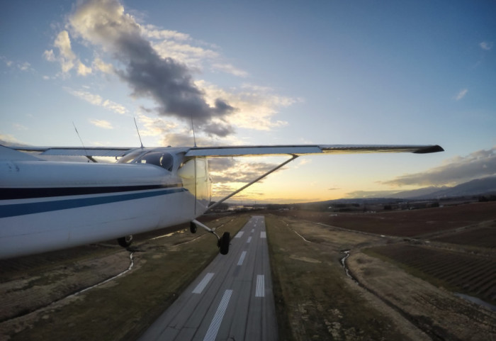 Pilot doživeo srčani udar usred leta, njegova žena bez letačkog iskustva prizemljila avion