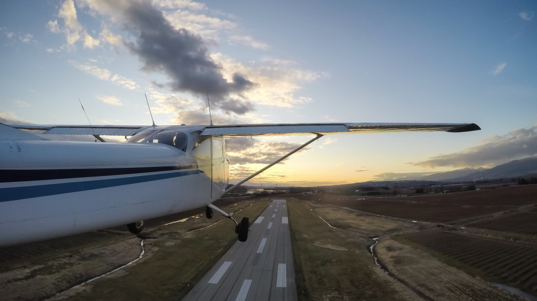 Pilot doživeo srčani udar usred leta, njegova žena bez letačkog iskustva prizemljila avion