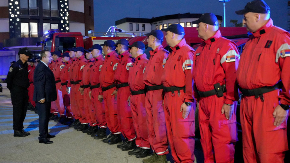 (FOTO) "Pokazali kakvi su heroji": Dačić dočekao vatrogasce koji su pomagali BiH posle razornih poplava