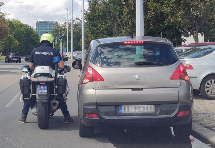 Saobraćajna policija u akciji: Više od 3.600 vozača i 850 pešaka nepropisno koristilo telefon