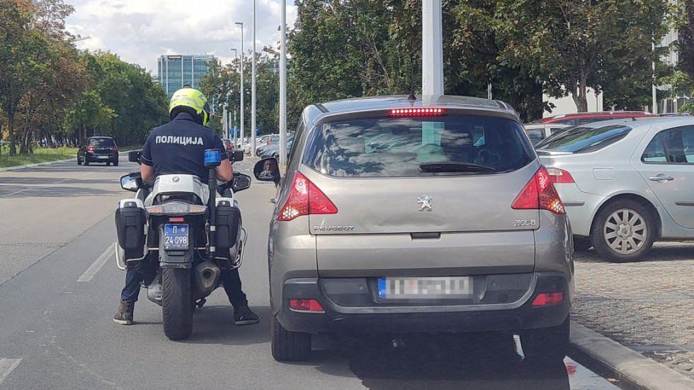 Saobraćajna policija u akciji: Više od 3.600 vozača i 850 pešaka nepropisno koristilo telefon