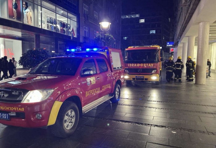 (FOTO) Požar u Knez Mihailovoj, na terenu tri vatrogasna vozila