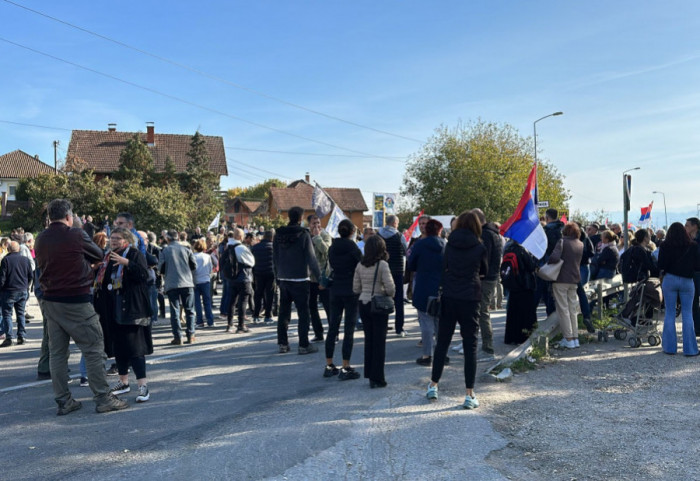 Čačani protestovali šetnjom gradskim ulicama, jajima gađali prostorije SNS