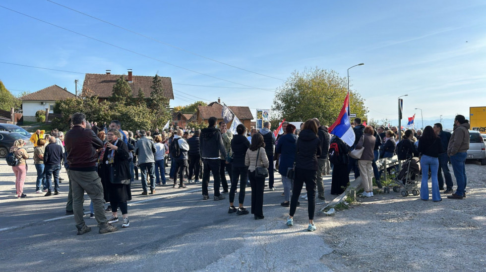 Čačani protestovali šetnjom gradskim ulicama, jajima gađali prostorije SNS