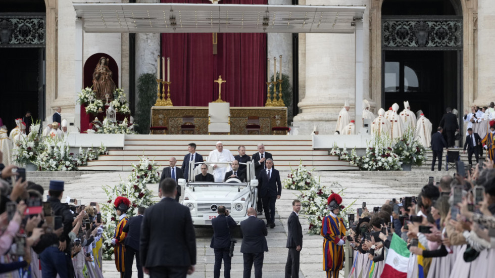 Nakon smrti pape Rimokatolička crkva ulazi u period "prazne stolice"