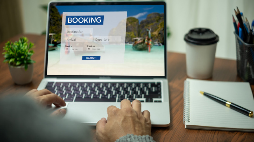 Država najavila hitno uvođenje reda u oglašavanju smeštaja na platformama Booking i Airbnb