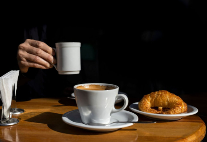 Ugostitelj osuđen i kažnjen zbog podizanja cene kafe za - jedan cent