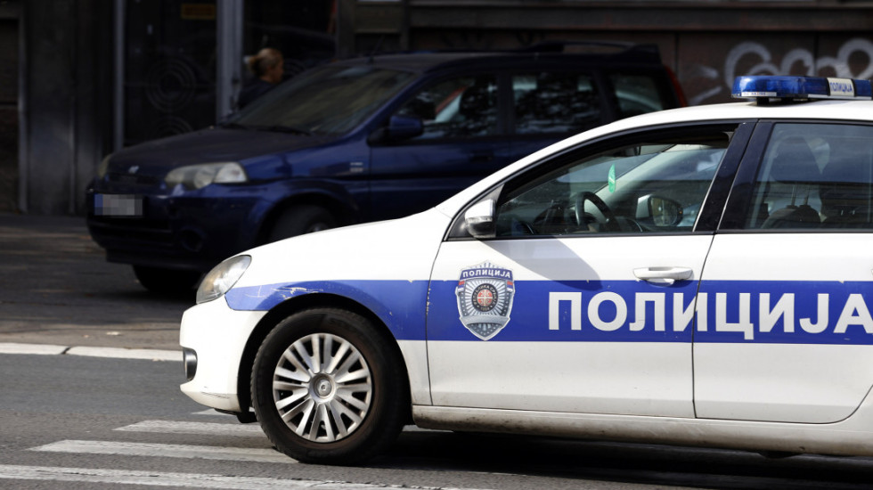 Dva beživotna tela pronađena u prevrnutom vozilu u kanalu kod Šida