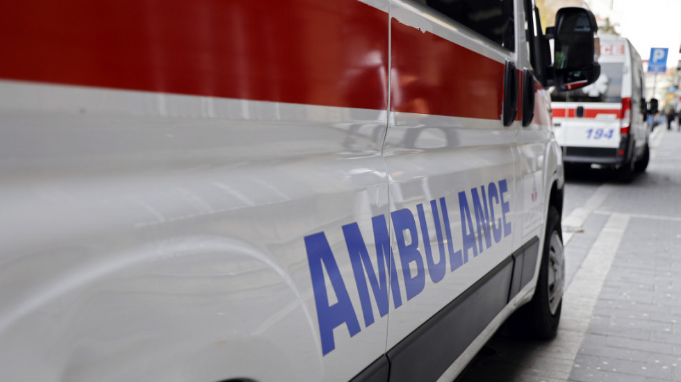 (VIDEO) Sudar gradskog autobusa i automobila na Autokomandi, povređeni putnik prevezen u Urgentni