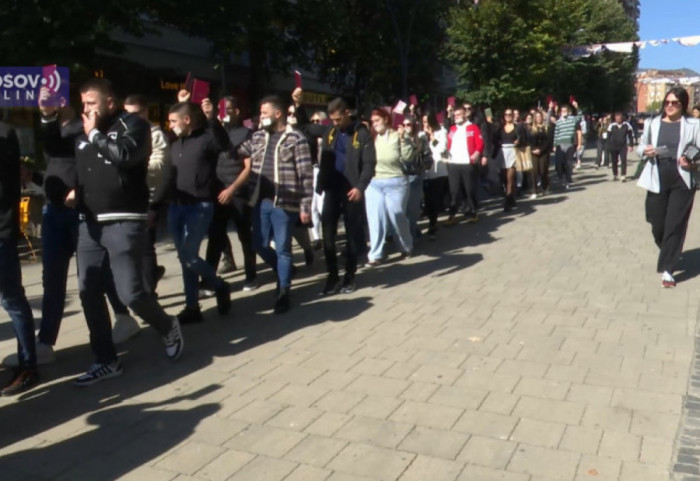 "Revolt zbog terora Prištine": Studenti sa trakama na ustima i indeksima u rukama protestovali u Severnoj Mitrovici