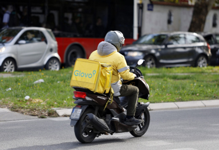 (VIDEO) Masovna tuča dostavljača hrane u Zagrebu: Jedan na drugog kacigama, rukama i nogama