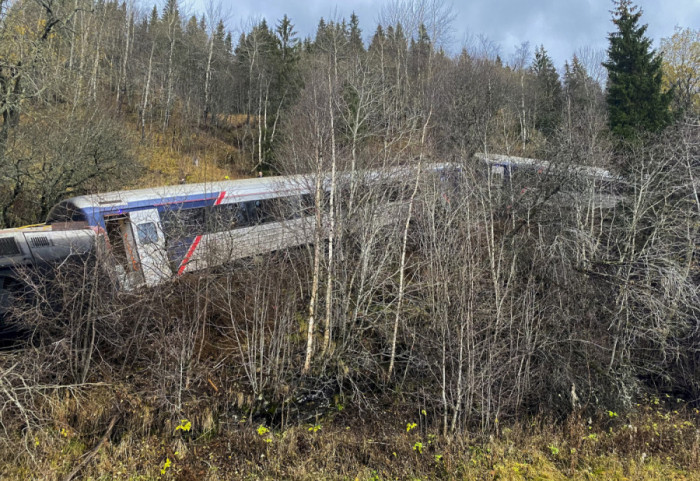 (FOTO) Iskliznuo voz iz šina u Norveškoj, poginula najmanje jedna osoba