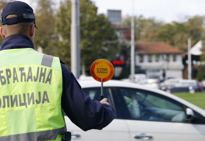 Pijan i drogiran Jagodinac (50) udario policajca glavom tokom rutinske kontrole u saobraćaju