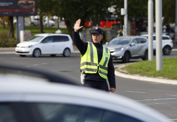 Kamion propao kroz asfalt u centru Beograda, policija reguliše saobraćaj do Južnog bulevara