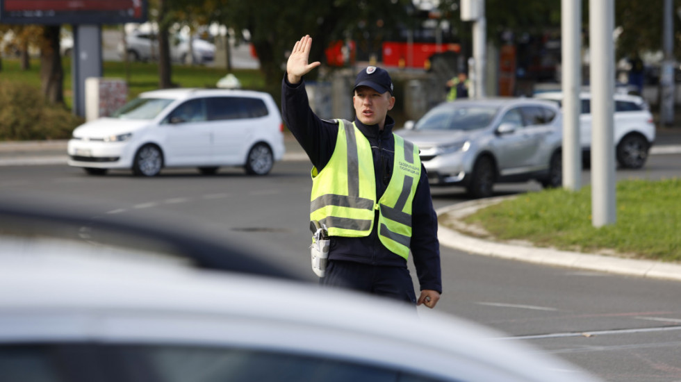 (FOTO) Kamion propao kroz asfalt u centru Beograda, policija reguliše saobraćaj do Južnog bulevara