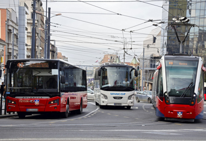 Gradski autobus prešao preko putnice koja je ispala iz vozila, sindikati traže istragu i predlažu tehnička rešenja