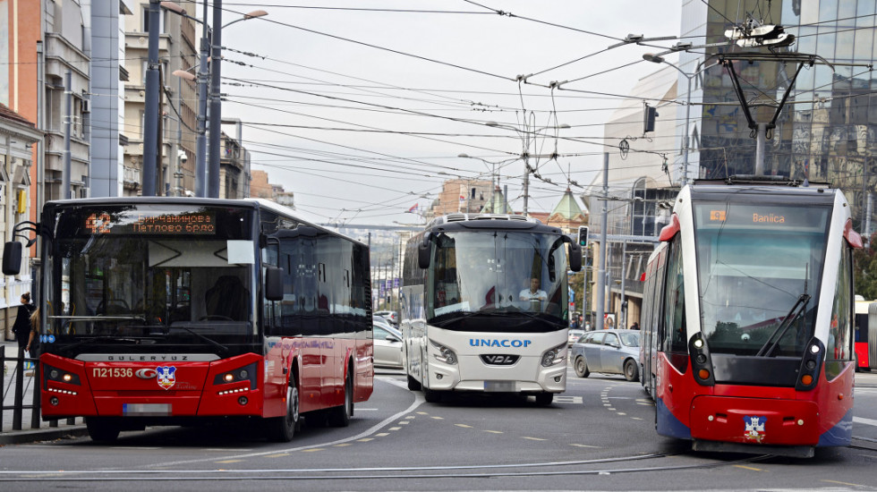 Gradski autobus prešao preko putnice koja je ispala iz vozila, sindikati traže istragu i predlažu tehnička rešenja