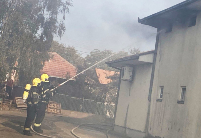 Požar u stambenoj zgradi na Karaburmi, stanari evakuisani