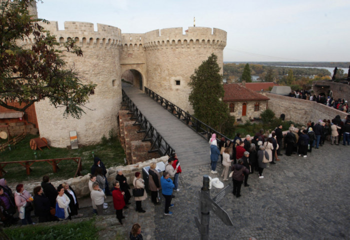 (FOTO) Ogromni redovi na Kalemegdanu: Vernici čekaju da uđu u kapelu Svete Petke