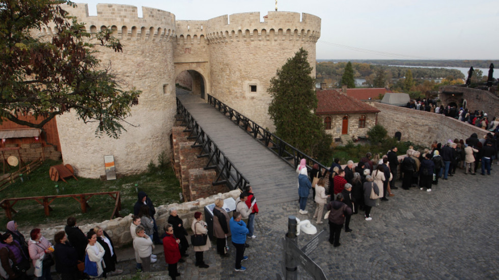 (FOTO) Ogromni redovi na Kalemegdanu: Vernici čekaju da uđu u kapelu Svete Petke