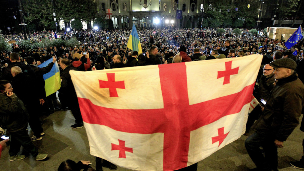 (FOTO) Desetine hiljada Gruzijaca na ulicama Tbilisija, traže poništavanje parlamentarnih izbora