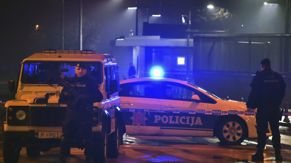 Saobraćajna nesreća kod Podgorice: Jedno vozilo se prevrnulo na krov, drugo potpuno uništeno, povređeni vozači