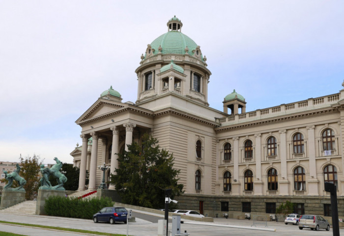 Isticali simbole "velike Albanije" ispred Narodne Skupštine: Državljanima Švajcarske zabranjen ulaz u Srbiju 10 godina