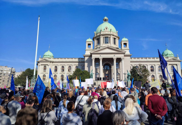 (FOTO/VIDEO) Protest prosvetnih radnika u Beogradu: Ponuda vlade nedostojna, polovina škola u štrajku