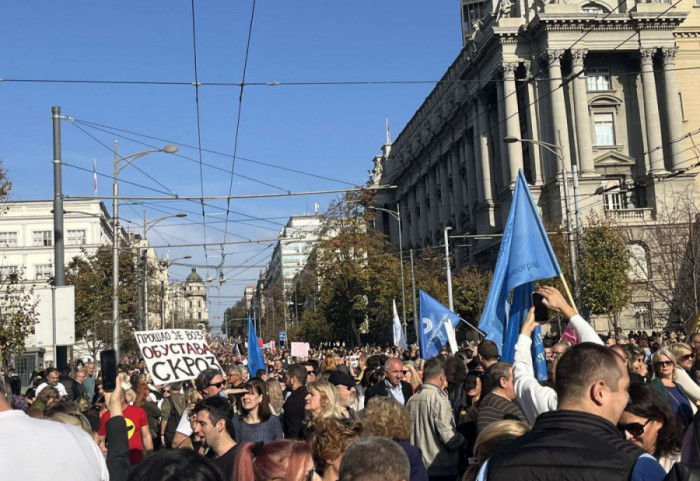 (FOTO/VIDEO) Protest prosvetnih radnika u Beogradu: Ponuda vlade nedostojna, polovina škola u štrajku