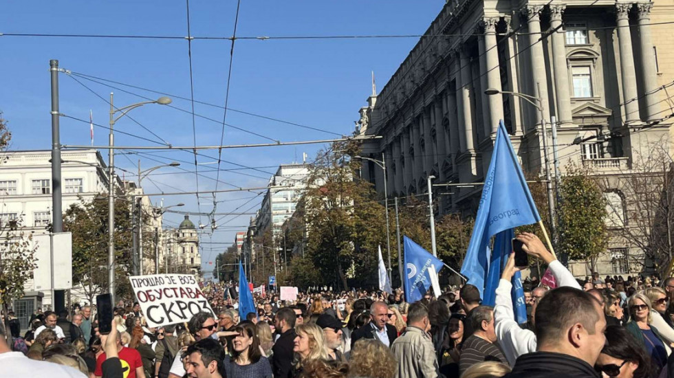 (FOTO/VIDEO) Prosvetni radnici protestovali u Beogradu: Ministarka da ode u penziju, ako se ne opametite, vidimo se opet