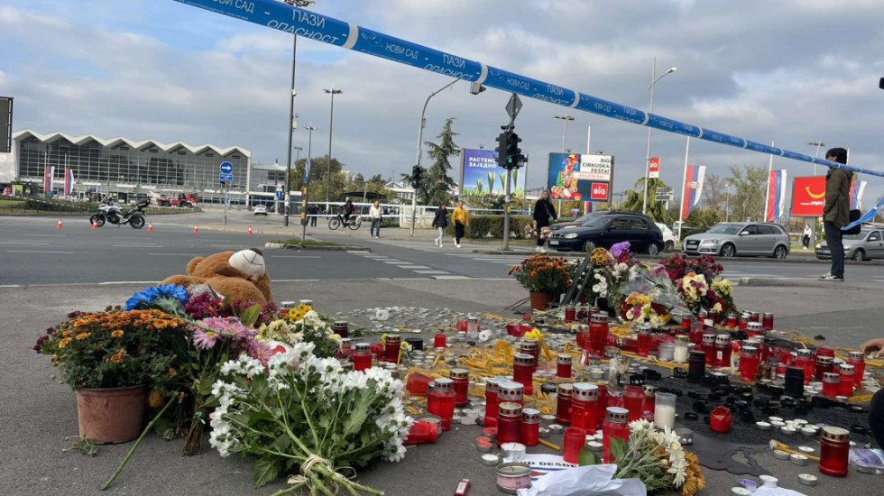 (VIDEO) Uhapšen muškarac (42) koji je urinirao po mestu odavanja pošte stradalima u padu nadstrešnice u Novom Sadu