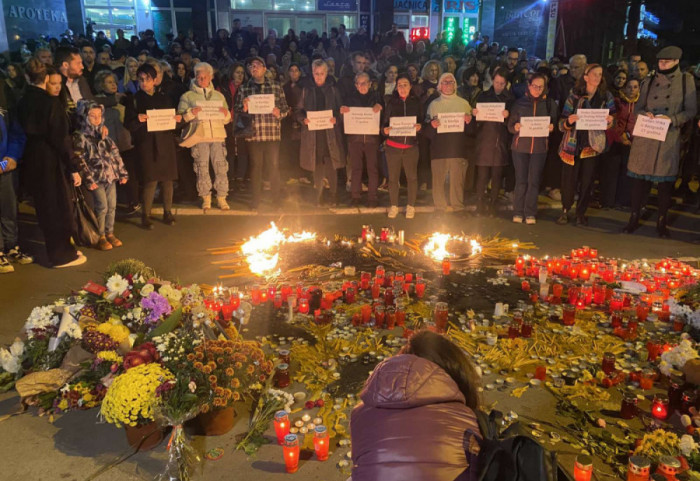 (FOTO/VIDEO) Nesreća u Novom Sadu: Veliki broj građana na skupu kod Železničke stanice, pale sveće za stradale