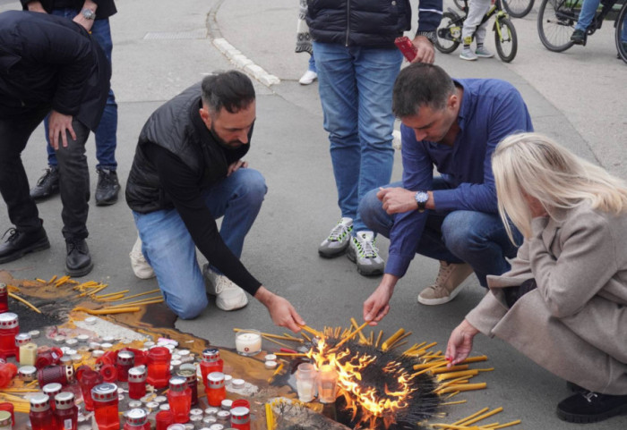 Savo Manojlović odao počast žrtvama nesreće u Novom Sadu: Dan za tugu