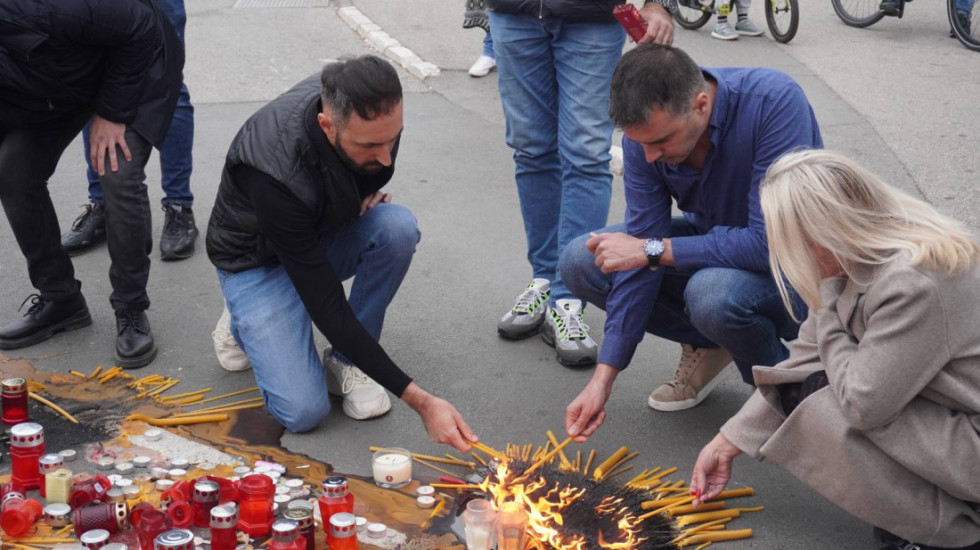 Savo Manojlović odao počast žrtvama nesreće u Novom Sadu: Dan za tugu