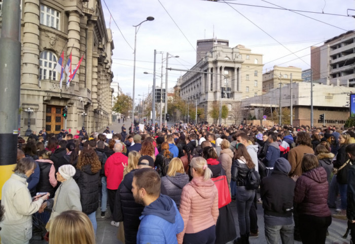 (FOTO) Protest u Beogradu "Ovo je kap koja je prelila čašu": Traži se ostavka Vesića, posuta crvena boja ispred Vlade