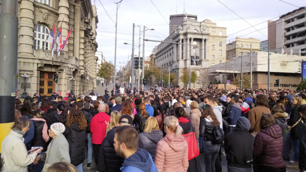 (FOTO) Protest u Beogradu "Ovo je kap koja je prelila čašu": Traži se ostavka Vesića, posuta crvena boja ispred Vlade